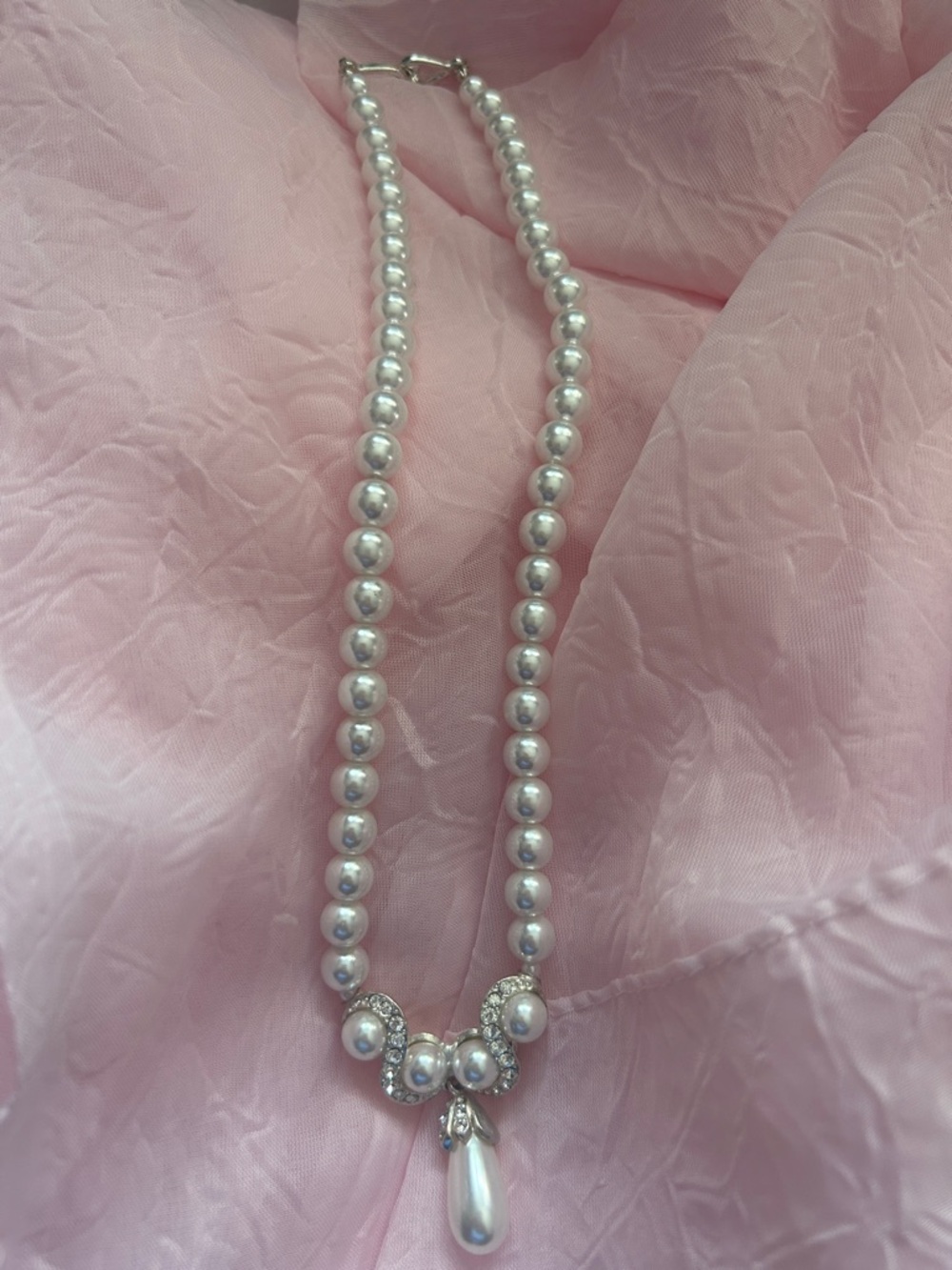 Elegant White Pearl Necklace with Pendant